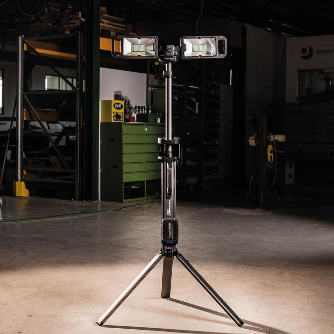 Scangrip Zestaw lampa budowlana 8000 lm na statywie TOWER 8 CONNECT+aku 5,2Ah+ładowarka+power supply - zdjęcie 5